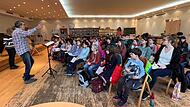 Die rund 50 Chorkinder bei ihrer ersten gemeinsamen Probe mit Kirchenmusikdirektor J&ouml;rg W&ouml;ltche in der Musikschule der Stadt Bad Kissingen.