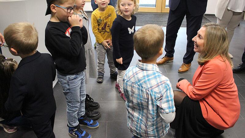 Kultusministerin Anna Stolz im Gespr&auml;ch mit Vorschulkindern aus Arnstein in der Grundschule in Zeitlofs.