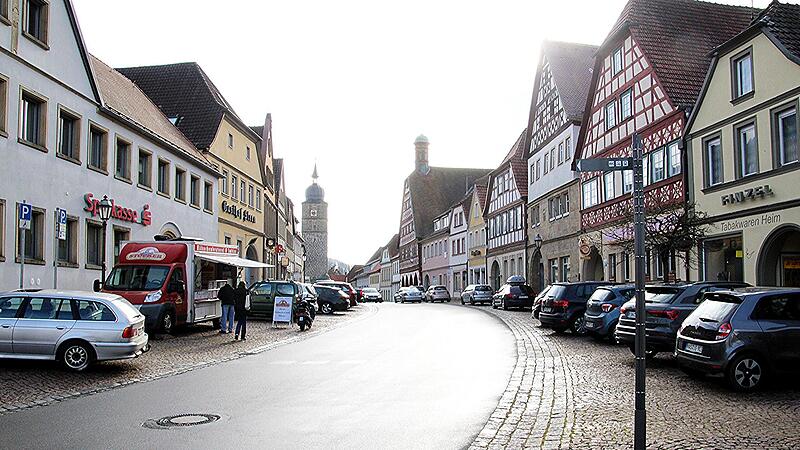 Blick vom Neptunbrunnen am Marktplatz in Richtung Grauturm.