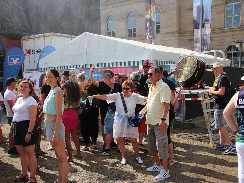 Herrliche Abkühlung beim Samba-Festival in Coburg – der Feuerwehr sei Dank! Herrliche Abkühlung beim Samba-Festival in Coburg – der Feuerwehr sei Dank!