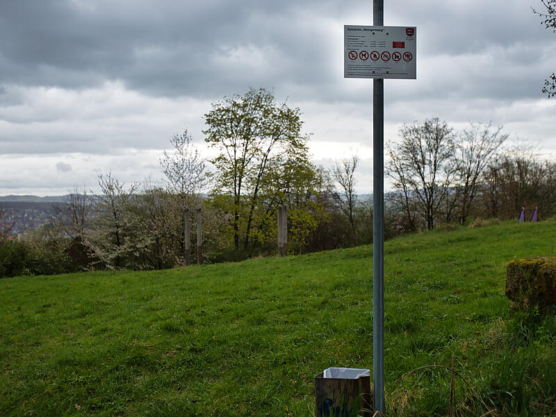 Bis auf das Schild erinnert am Weingartsteig nicht viel an den einstigen Abenteuerspielplatz.