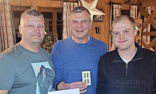 Jannis St&ouml;cker (rechts) und Andreas Wei&szlig; Junior (links) durften ihren Gewinngutschein aus den H&auml;nden von Vorsitzendem Marco Fischer entgegennehmen.
