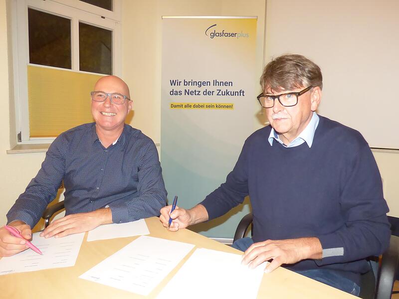 Im Rathaus von Leutenbach unterzeichnen Andreas Zapf (l.) von der Deutschen Telekom und Zweiter B&uuml;rgermeister Roland Schmitt eine Erkl&auml;rung zum Projektstart.Forchheim & Fr&auml;nkische Schweiz
