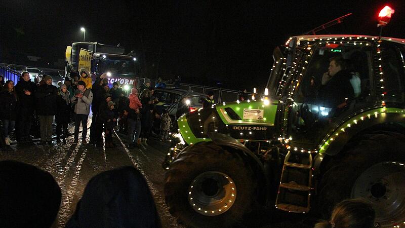 Am Samstagabend rollte eine beeindruckende Parade von mit Lichtern geschm&uuml;ckten Traktoren durch H&ouml;chstadt. Weit &uuml;ber 50 Landwirte aus der ganzen Region nahmen teil.