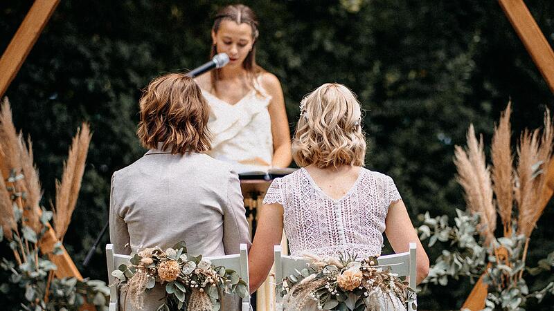 Nicht nur f&uuml;r gleichgeschlechtliche Paare ist die freie Trauung eine Alternative zur kirchlichen Trauung. Auch viele heterosexuelle Paare w&auml;hlen diese Form der Zeremonie. Hier spricht  Traurednerin Anna Franz bei der Zeremonie von Nina und Julia.