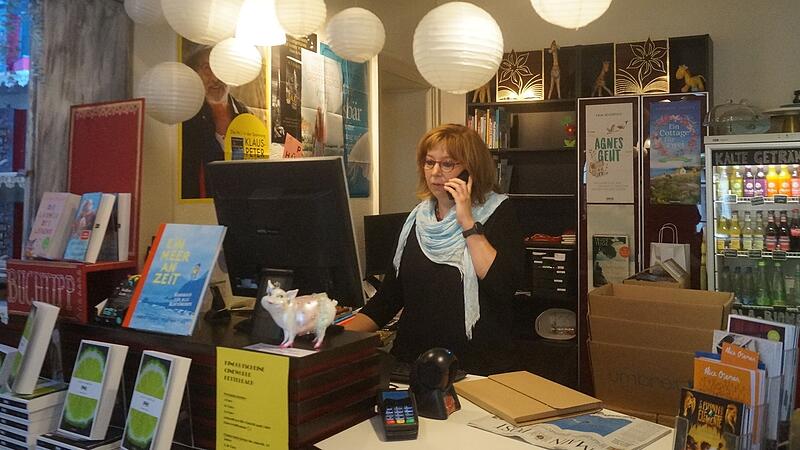 Sabine Kiesel, Buchhändlerin aus Leidenschaft, bietet ihre Buchhandlung "Bücherblume - Mainbuchcafé" aus privaten Gründen zum Verkauf an. Sabine Kiesel, Buchhändlerin aus Leidenschaft, bietet ihre Buchhandlung "Bücherblume - Mainbuchcafé" aus privaten Gründen zum Verkauf an.