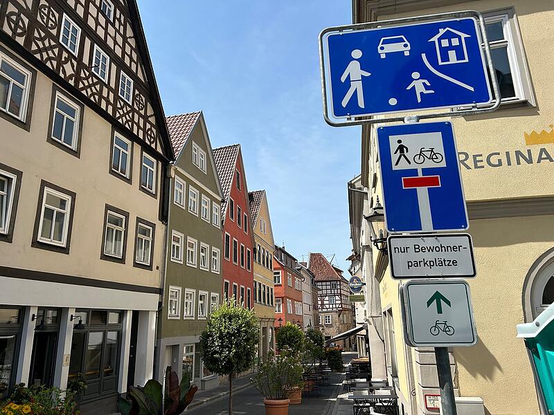 Die Steingasse in Coburg ist jetzt zwischen der R&uuml;ckertstra&szlig;e und der Kirchgasse ein verkehrsberuhigter Bereich.