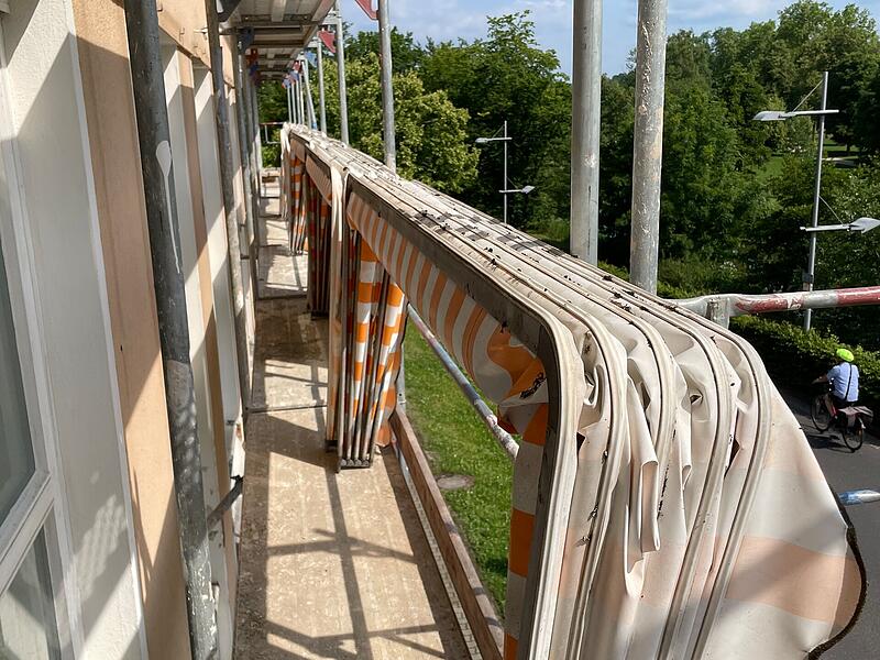 Fassade und Dach des Schweizerhauses werden erneuert. Deshalb ist das Gebäude derzeit eingerüstet. Fassade und Dach des Schweizerhauses werden erneuert. Deshalb ist das Gebäude derzeit eingerüstet.
