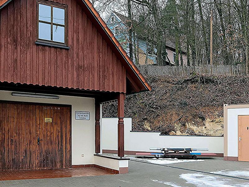 Links das Ger&auml;tehaus, rechts der WC-Container, um den sich der Streit dreht.