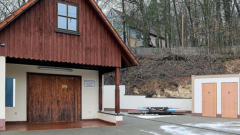 Links das Gerätehaus, rechts der WC-Container, um den sich der Streit dreht. Links das Gerätehaus, rechts der WC-Container, um den sich der Streit dreht.