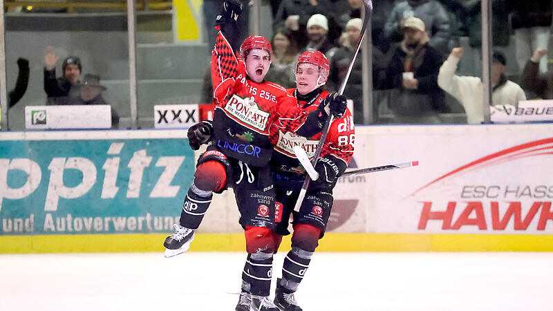 Pure Freude nach dem Treffer zur 4:2-Vorentscheidung vier Minuten vor dem Ende: Torsch&uuml;tze Vaclav Adamec (links), mit sieben Scorerpunkten am Wochenende wieder einmal effektivster Hawk, jubelt zusammen mit seinem tschechischen Landsmann Filip Strombach.