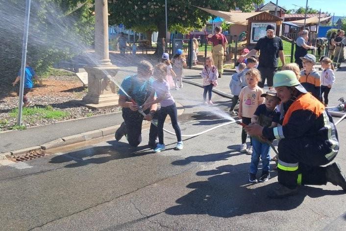 Bei der Brandschutz&uuml;bung im Sch&ouml;nbrunner Kindergarten durften die Kinder mit Feuerwehrschl&auml;uchen das L&ouml;schen &uuml;ben.