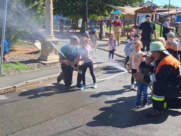 Bei der Brandschutz&uuml;bung im Sch&ouml;nbrunner Kindergarten durften die Kinder mit Feuerwehrschl&auml;uchen das L&ouml;schen &uuml;ben.