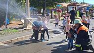 Bei der Brandschutz&uuml;bung im Sch&ouml;nbrunner Kindergarten durften die Kinder mit Feuerwehrschl&auml;uchen das L&ouml;schen &uuml;ben.