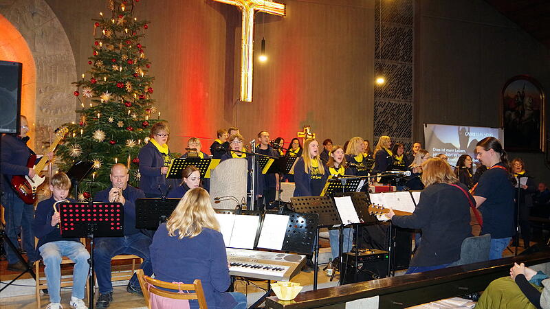 Der Chor und die Band &bdquo;Con Brio&ldquo; begeisterten bei ihrem Jahresabschlusskonzert mit Liedern rund ums Menschsein in allen Facetten und Farben.