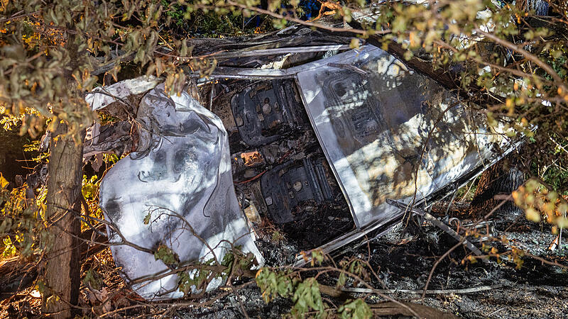 Zwischen Buch und Klebheim landete ein Auto im Wald und ging in Flammen auf. Zwischen Buch und Klebheim landete ein Auto im Wald und ging in Flammen auf.