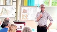 Forchheims Oberbürgermeister Uwe Kirschstein berichtet über den Stand des Wohnungsbauprojekts Pointäcker Süd in Kersbach.