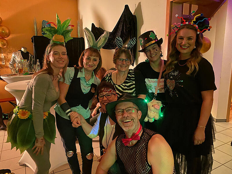 Laut, bunt und fr&ouml;hlich war es beim beliebten Weiberfasching in Dobenreuth. Die sch&ouml;nsten Bilder des Abends sehen Sie in der gro&szlig;en Bildergalerie.