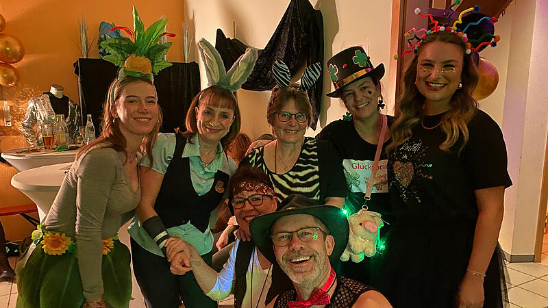 Laut, bunt und fr&ouml;hlich war es beim beliebten Weiberfasching in Dobenreuth. Die sch&ouml;nsten Bilder des Abends sehen Sie in der gro&szlig;en Bildergalerie.