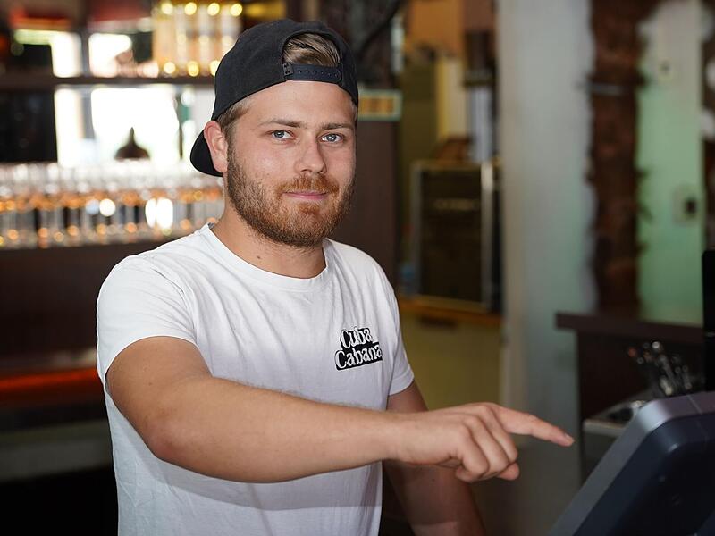 Maximilian %22Maxi%22 Rottenberger, Chef des Cuba Cabana in Bad Neustadt, halt die anstehende Mehrwertsteueranhebung von sieben auf 19 Prozent in der Gastronomie fur den %22Tod der Inhouse-Gastronomie%22._