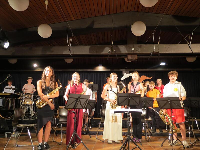 L&auml;ssig und gekonnt: &bdquo;Moondance&ldquo; mit der Oberstufenbigband &ndash; auch hier begeisterten Solistinnen und Solisten.