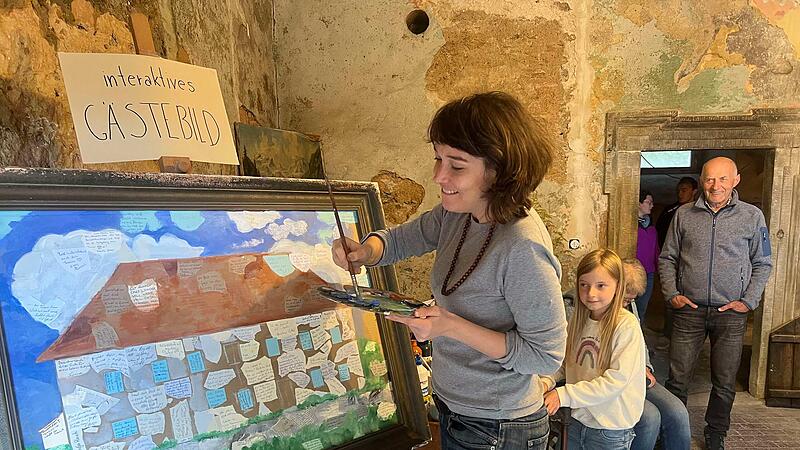 Ein Glückshaus wird gebaut: Am Eingang des ehemaligen Herrenhauses konnten die Besucher gute Wünsche für die nächsten 625 Jahre anbringen. Links die Künstlerin Meike Schuster, rechts Elaine, die Tochter des Ehepaars Janosch. Ein Glückshaus wird gebaut: Am Eingang des ehemaligen Herrenhauses konnten die Besucher gute Wünsche für die nächsten 625 Jahre anbringen. Links die Künstlerin Meike Schuster, rechts Elaine, die Tochter des Ehepaars Janosch.