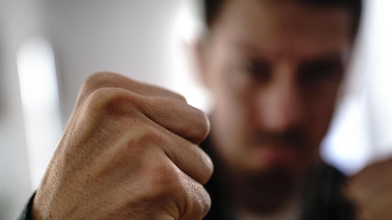 Mit einem heftigen Fausthieb streckte der Angeklagte sein Gegen&uuml;ber zu Boden.