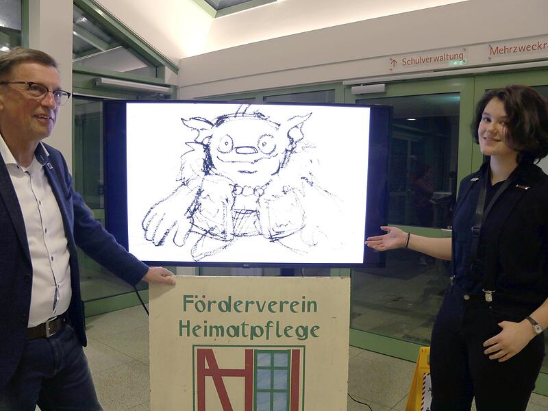 Vorsitzender Dieter Pillmann und Nele Fiedler, die an der Kindertour mit arbeitet, präsentieren einen Entwurf für den „Zwolb“.