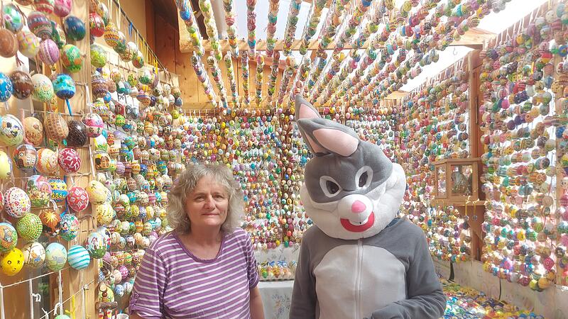 Heidi Uebel und ihr hier als Osterhase verkleideter Mann Fritz haben die handbemalten Eier im Wintergarten aufgeh&auml;ngt.