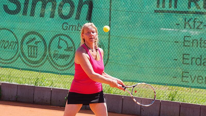 Als souveräner Meister gingen die Damen des Tennisclubs Steinwiesen in der Nordliga 4 durchs Ziel. Zum erfolgreichen Team gehört Brigitte Manzer, die in ihren je sechs Einzeln und Doppeln ungeschlagen blieb.