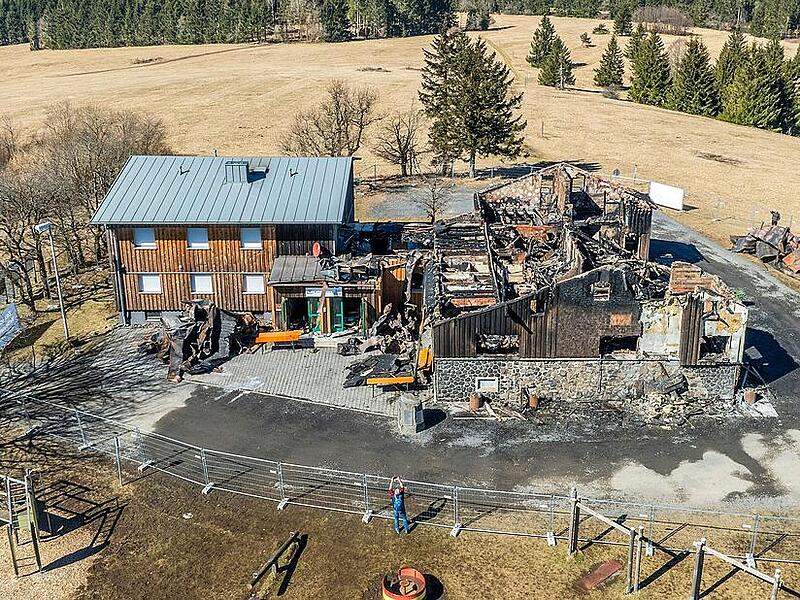 Eine Drohnenaufnahme zeigt, wie die Kissinger Hütte nach dem verheerenden Brand aussieht. Eine Drohnenaufnahme zeigt, wie die Kissinger Hütte nach dem verheerenden Brand aussieht.