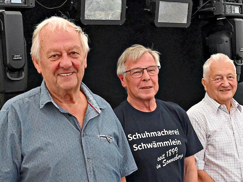 Peter Oder, Rolf Schw&auml;mmlein und Hartmut Fiedler (von links) wurden beim Handwerkerabend f&uuml;r ihre Lebensleistung geehrt. Carl-Heinz Zitzmann
