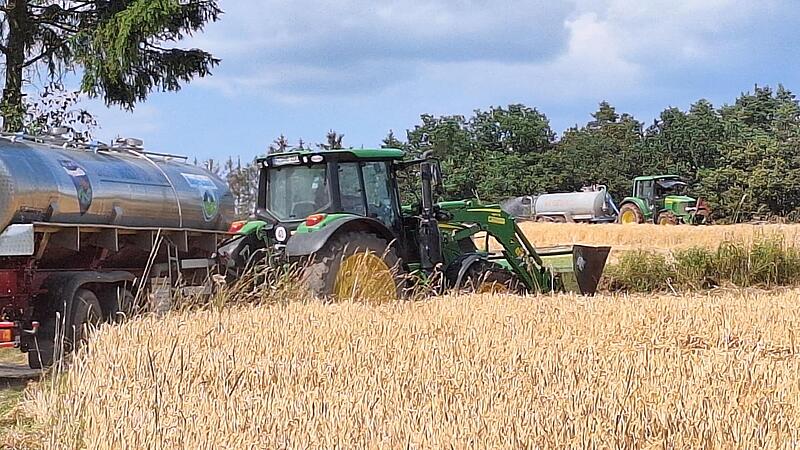Am Wochenende sind Traktoren in Burggrub unterwegs gewesen – aber nicht, weil das Feld bestellt wurde, sondern weil die Landwirte dabei geholfen haben, Löschwasser  zu beschaffen.