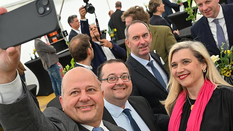 Melanie Huml (hier im Bild mit Holger Dremel, Thomas S&ouml;der, Hubert Aiwanger und Thomas Silberhorn) ist auf Social Media sehr aktiv.