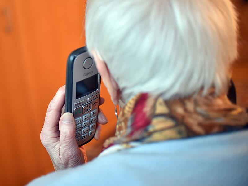 Seniorin mit Telefon