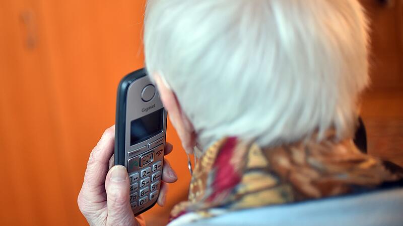 Seniorin mit Telefon