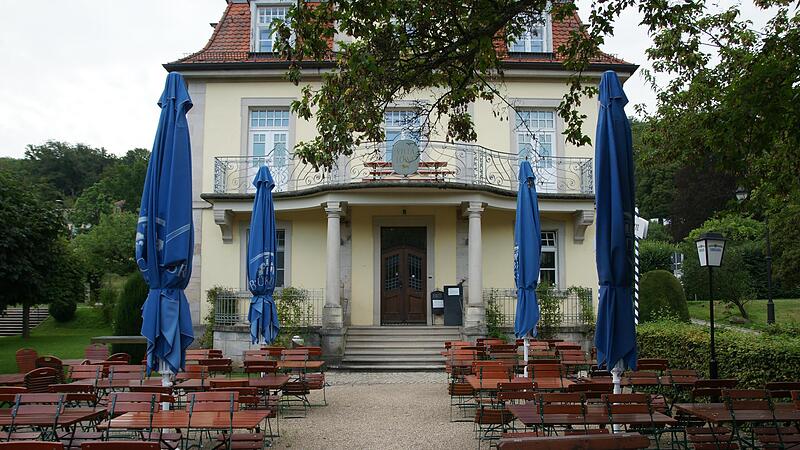Der Biergarten und das Restaurant in Haus L&ouml;we im Staatsbad sind verwaist. Betreiber Gerhard Hofweber muss seine Gesch&auml;fte &ndash; auch in der benachbarten Philosophenvilla &ndash; aufgeben.