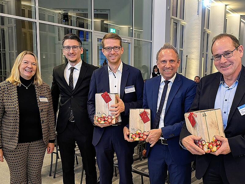 Rhön bleibt Unesco Biosphärenreservat Bad Brückenaus Kurdirektorin Andrea Schallenkammer und Bürgermeister Jan Marberg (links) überreichten als Symbol der Rhöner „Apfel-Initiative“ frisch gepressten „königlichen Apfelsaft“ aus heimischer Produktion an politische Vertreter.