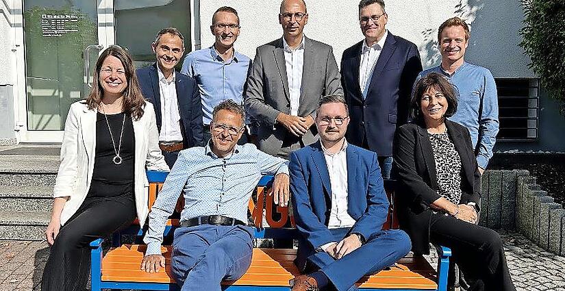 Im Private-Banking-Team wird gleich doppelt gefeiert: Stefan Rieger (Bildmitte, links) und Christoph Adrio (Bildmitte, rechts) zusammen mit den Kolleginnen und Kollegen sowie Vorstand Rainer Geis (hinten, Mitte) und Teamleiter Peter Kleinhenz (hin... Im Private-Banking-Team wird gleich doppelt gefeiert: Stefan Rieger (Bildmitte, links) und Christoph Adrio (Bildmitte, rechts) zusammen mit den Kolleginnen und Kollegen sowie Vorstand Rainer Geis (hinten, Mitte) und Teamleiter Peter Kleinhenz (hin...