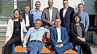 Im Private-Banking-Team wird gleich doppelt gefeiert: Stefan Rieger (Bildmitte, links) und Christoph Adrio (Bildmitte, rechts) zusammen mit den Kolleginnen und Kollegen sowie Vorstand Rainer Geis (hinten, Mitte) und Teamleiter Peter Kleinhenz (hin... Im Private-Banking-Team wird gleich doppelt gefeiert: Stefan Rieger (Bildmitte, links) und Christoph Adrio (Bildmitte, rechts) zusammen mit den Kolleginnen und Kollegen sowie Vorstand Rainer Geis (hinten, Mitte) und Teamleiter Peter Kleinhenz (hin...