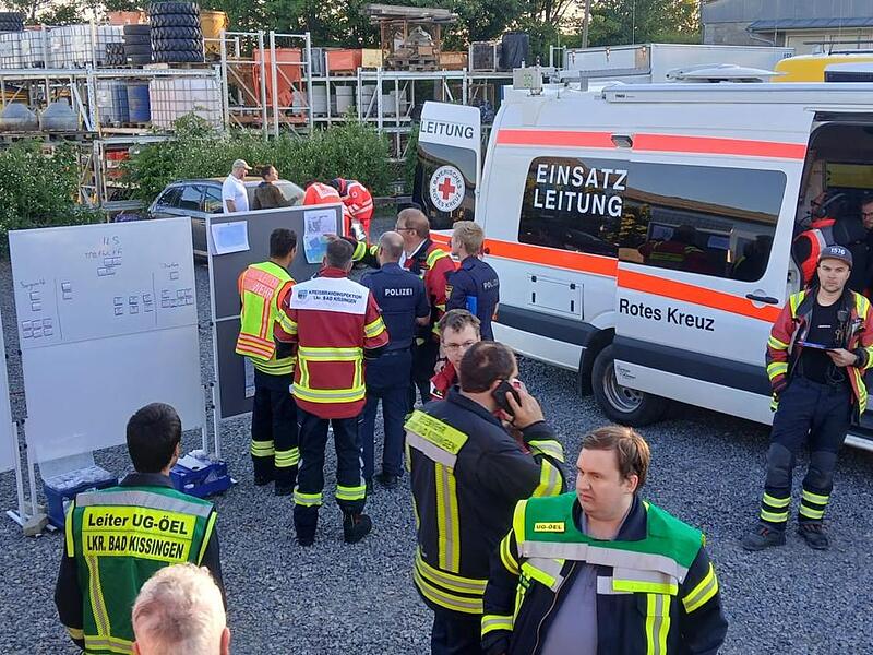 Vermisster Mann in Eltingshausen Rund 180 Rettungskräfte suchten bis spät in die Nacht nach Reinhard Renninger. Die Einsatzzentrale wurde auf dem Gelände einer Abschleppfirma aufgebaut.
