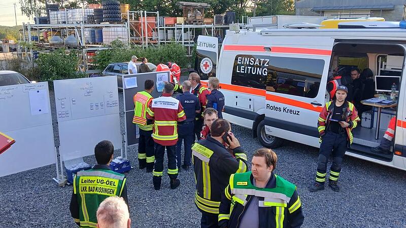 Vermisster Mann in Eltingshausen Rund 180 Rettungskräfte suchten bis spät in die Nacht nach Reinhard Renninger. Die Einsatzzentrale wurde auf dem Gelände einer Abschleppfirma aufgebaut.