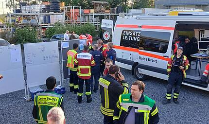 Vermisster Mann in Eltingshausen Rund 180 Rettungskräfte suchten bis spät in die Nacht nach Reinhard Renninger. Die Einsatzzentrale wurde auf dem Gelände einer Abschleppfirma aufgebaut.