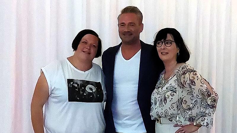 Sasha kam zum 20-j&auml;hrigen Jubil&auml;um der Montessori-Schule. Rechts Gesch&auml;ftsf&uuml;hrerin Gudrun Jersch-Bittermann, links Schulleiterin Annett Hamberger.