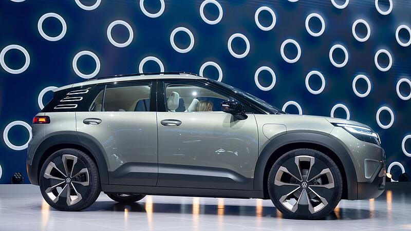 ID.Cross Concept von VW steht vor Beginn der IAA auf der Bühne