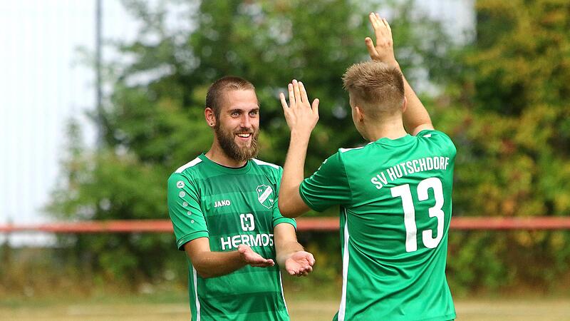 Reichlich Grund zur Freude: Der Hutschdorfer Florian F&ouml;rster (links) traf in der Partie beim BSC Kulmbach viermal, Hannes     Weigel  besorgte den f&uuml;nften Treffer beim Kantersieg.