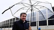 Nicht im Regen stehen lassen: Bayerns Ministerpr&auml;sident Markus S&ouml;der wirbt f&uuml;r eine Entlastung von Industriekonzernen.