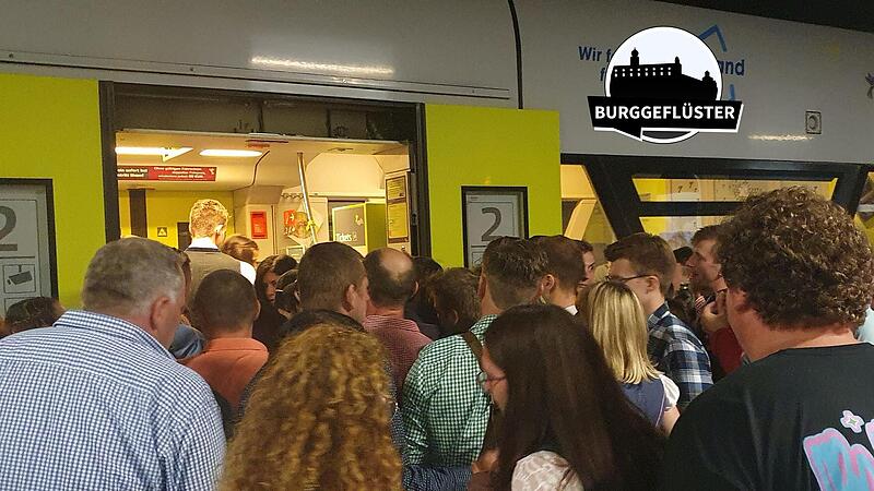 Nur mit Ellenbogen-Einsatz kommt man am Kulmbacher Bahnhof aus dem Zug heraus, wenn  eine Horde von Bierfestbesuchern auf dem Nachhauseweg hineindrängt.