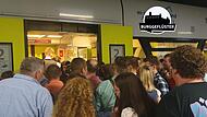 Nur mit Ellenbogen-Einsatz kommt man am Kulmbacher Bahnhof aus dem Zug heraus, wenn  eine Horde von Bierfestbesuchern auf dem Nachhauseweg hineindrängt.