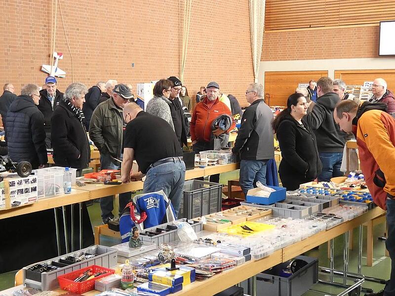 Reger Betrieb herrschte bei der diesjährigen Modellbau- und Eisenbahnbörse, die von der Modellsportgruppe Hammelburg e.V. organisiert wurde und zum zweiten Mal in der Schwedenberghalle in Elfershausen stattfand. Reger Betrieb herrschte bei der diesjährigen Modellbau- und Eisenbahnbörse, die von der Modellsportgruppe Hammelburg e.V. organisiert wurde und zum zweiten Mal in der Schwedenberghalle in Elfershausen stattfand.